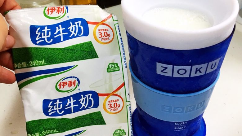 家庭版蜜瓜牛奶沙冰🍧,<a style='color:red;display:inline-block;' href='/shicai/ 219'>牛奶</a>,白砂糖倒入沙冰杯,十分钟之后沙冰就好啦