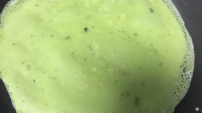 绿色早餐—翡翠春卷,慢火,煎锅刷油,倒入面糊,手摇煎锅,面糊成饼