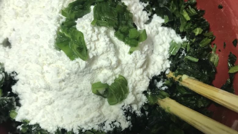 绿色早餐—翡翠春卷,捏完汁剩下的菠菜不要浪费,加入面粉、盐、花椒粉、熟油、葱花,少量水