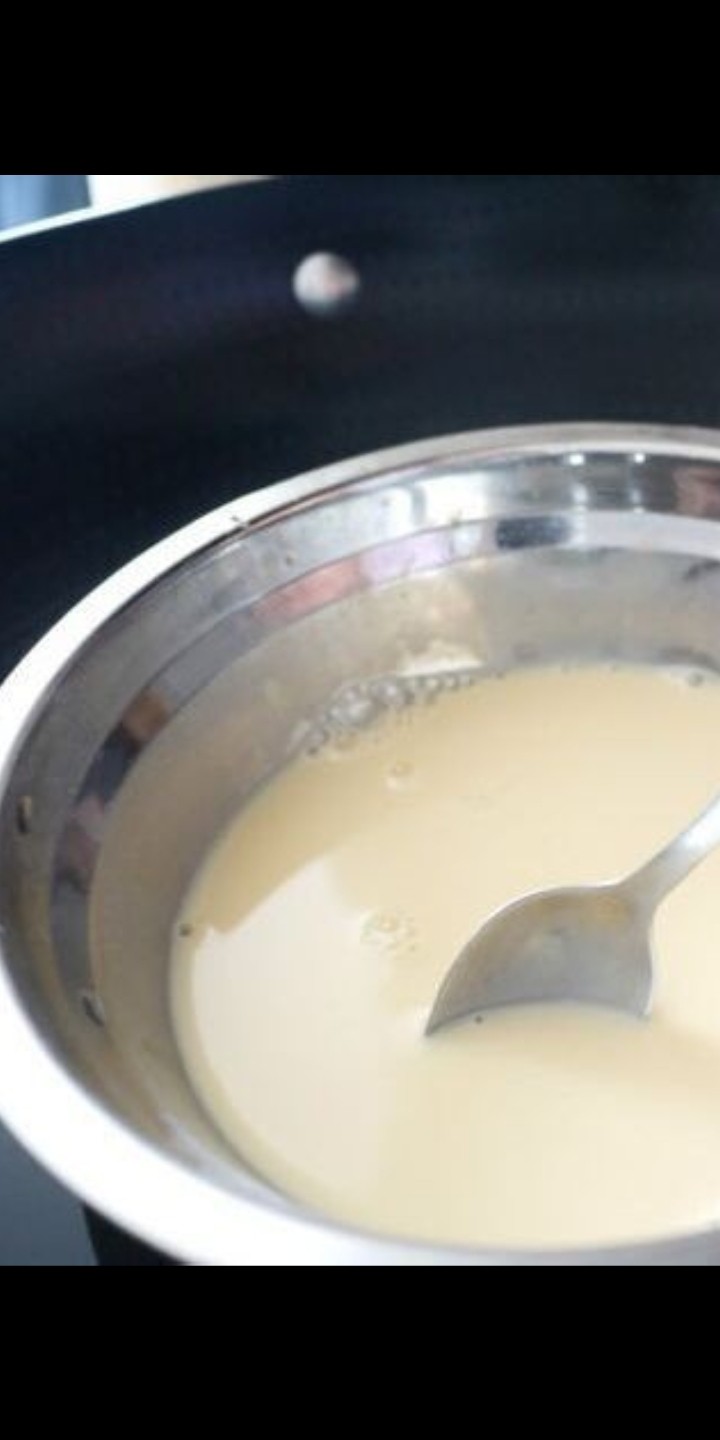 美味鸡蛋布丁,放电磁炉加热融化食材，要搅拌不停地