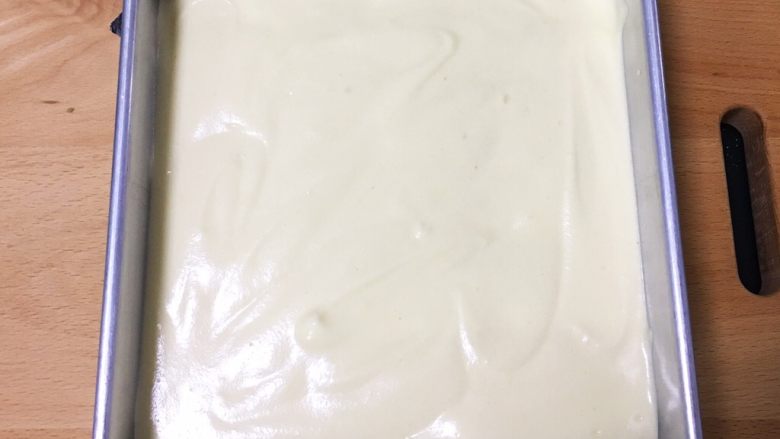 入口即化的棉花蛋糕,倒入方模,这几下消泡。