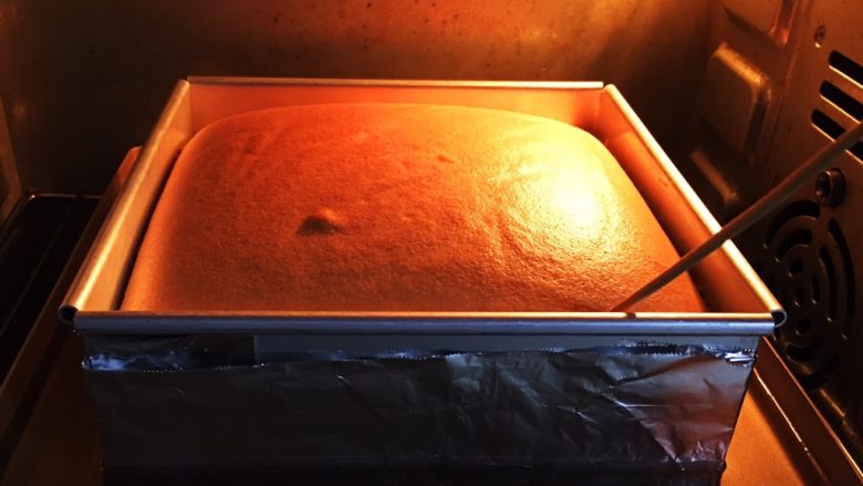 入口即化的棉花蛋糕,检查蛋糕的方法,用竹签戳一下不带黏出来。