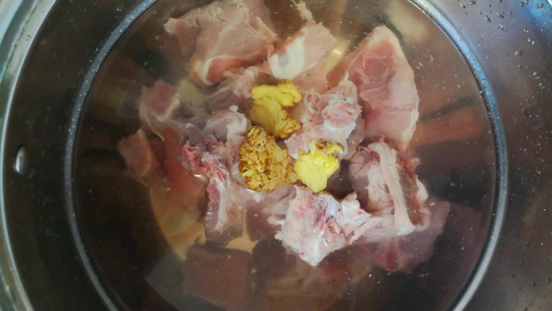 土豆大白菜炖猪大骨,冷水入锅,放<a style='color:red;display:inline-block;' href='/shicai/ 37'>姜</a>大火炖40分钟