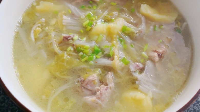 土豆大白菜炖猪大骨,加入少许盐。盛装入碗撒上<a style='color:red;display:inline-block;' href='/shicai/ 3250'>葱</a>花即可。非常棒的一道汤,不用再炒菜就可以开饭了。✌