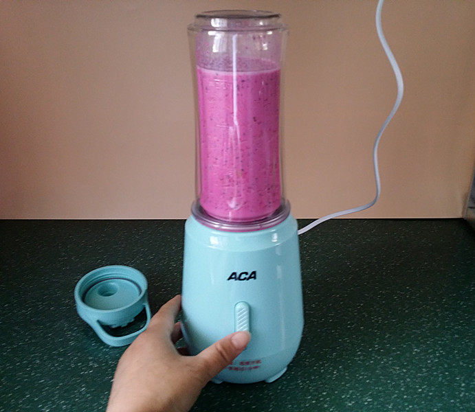 香蕉火龙果牛奶棒冰,按下开关，每次持续工作不要超过1分钟