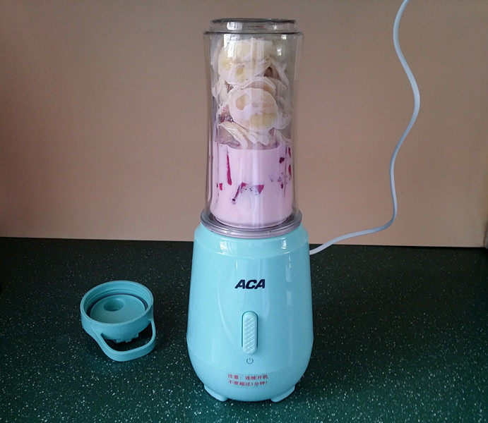 香蕉火龙果牛奶棒冰,装入料理机，再插上电源