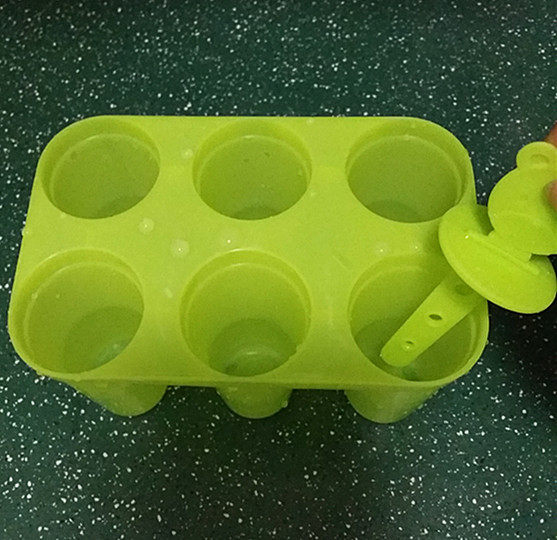 香蕉火龙果牛奶棒冰,事先将棒冰模具洗净，再倒入开水消毒下