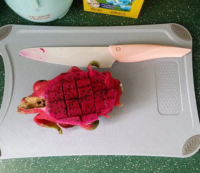 香蕉火龙果牛奶棒冰,<a style='color:red;display:inline-block;' href='/shicai/ 108398'>红心火龙果</a>，用刀沿四周划一圈，再从中间切小块，接着用刀尖轻挑出来