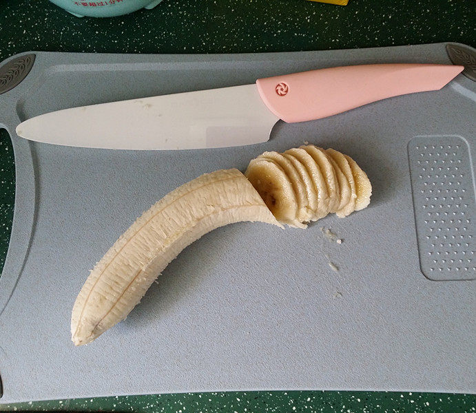 香蕉火龙果牛奶棒冰,<a style='color:red;display:inline-block;' href='/shicai/ 610'>香蕉</a>去皮切片，放入料理杯中