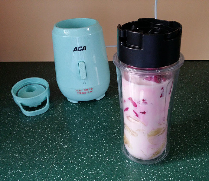 香蕉火龙果牛奶棒冰,将料理机带刀头的底座装上拎紧