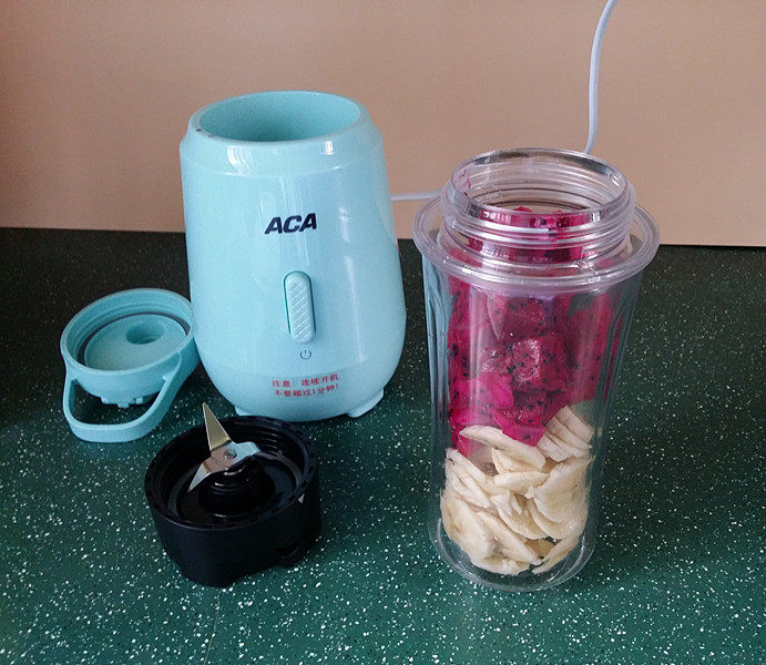 香蕉火龙果牛奶棒冰,也放入料理杯中