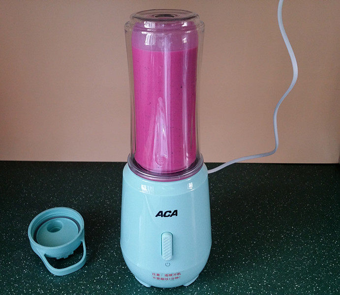 香蕉火龙果牛奶棒冰,其实只需要20、30秒，就已经打的均匀细腻了