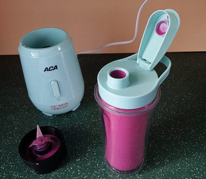 香蕉火龙果牛奶棒冰,弹开小盖直接饮用，干净又方便；因为我要想棒冰，所以这里只是演示给大家看下哈