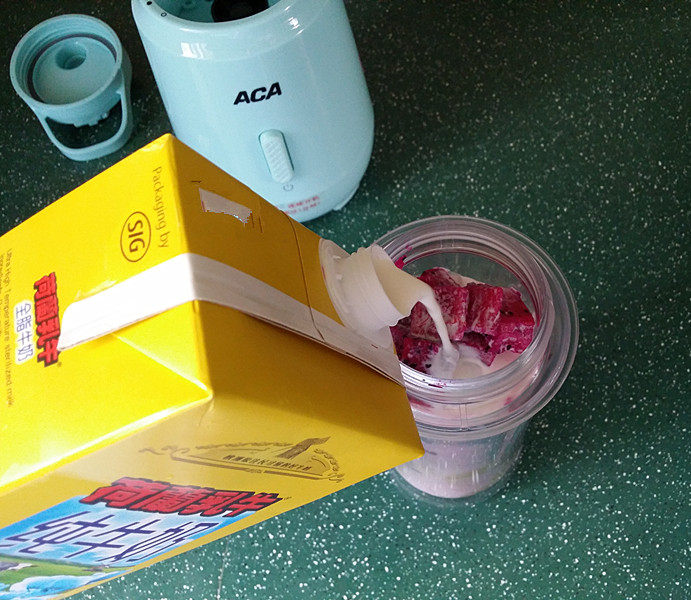 香蕉火龙果牛奶棒冰,倒入适量牛奶，量盖过果粒即可