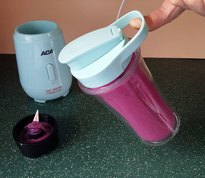 香蕉火龙果牛奶棒冰,打好的牛奶果汁，亲不想做棒冰，正好准备外出，可将带刀头的底座拎下改换成带提手的杯盖