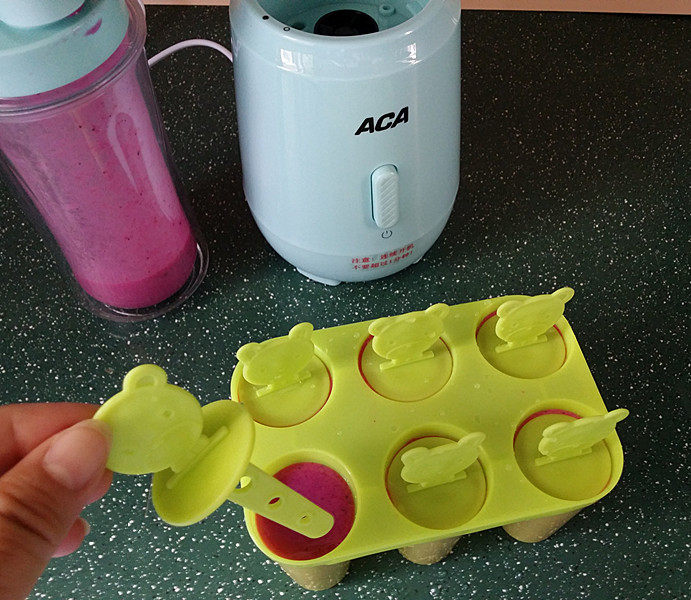 香蕉火龙果牛奶棒冰,依次插入棒冰棍，送至冰箱冷冻凝固