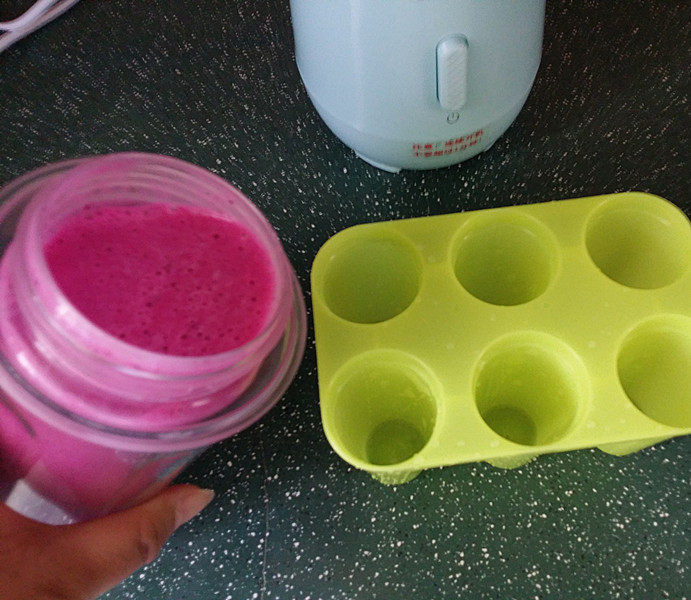 香蕉火龙果牛奶棒冰,接着将打好的牛奶果汁，倒入棒冰模具中