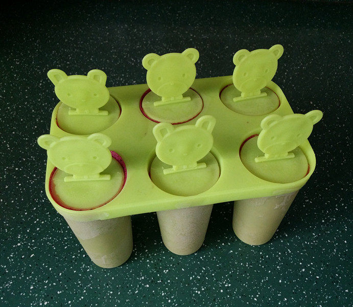 香蕉火龙果牛奶棒冰,吃前取出模具，用水冲下圆柱体