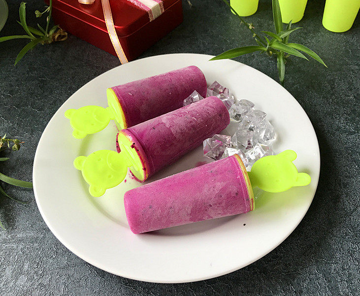 香蕉火龙果牛奶棒冰,旋转几下，就可以取出食用了