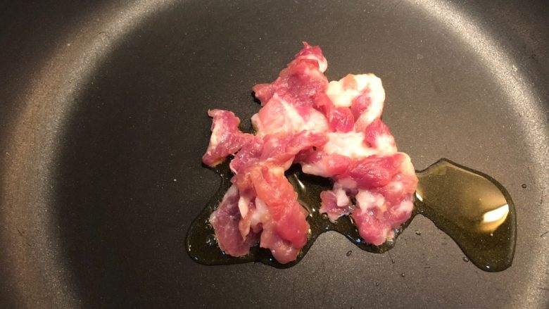 芦笋腐竹炒肉片,热锅下油，加肉片翻炒。