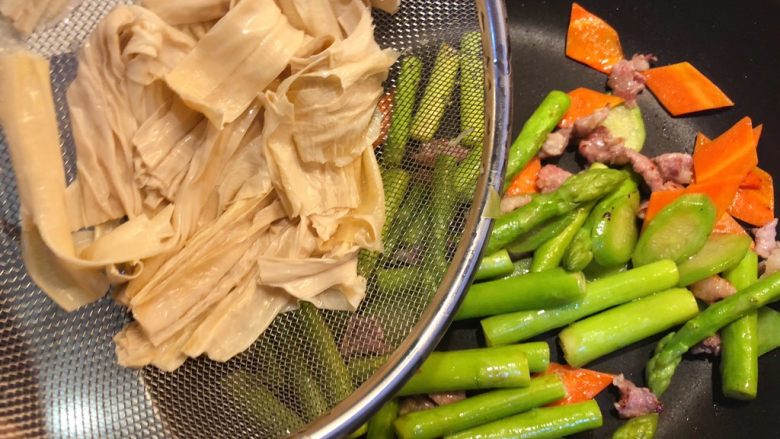 芦笋腐竹炒肉片,加入腐竹。