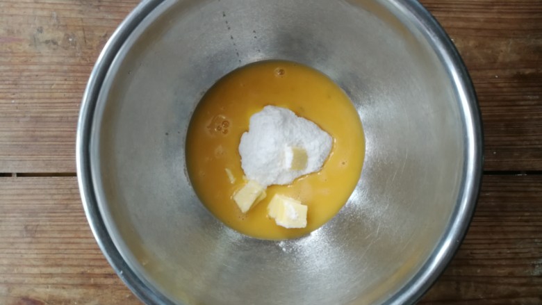 宝宝的磨牙棒,蛋液、黄油和糖粉放入盆中,用手抽搅拌均匀
