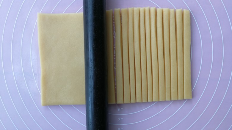 宝宝的磨牙棒,用刮板切去不规则的边后,用刀切成约1cm宽度的长条状