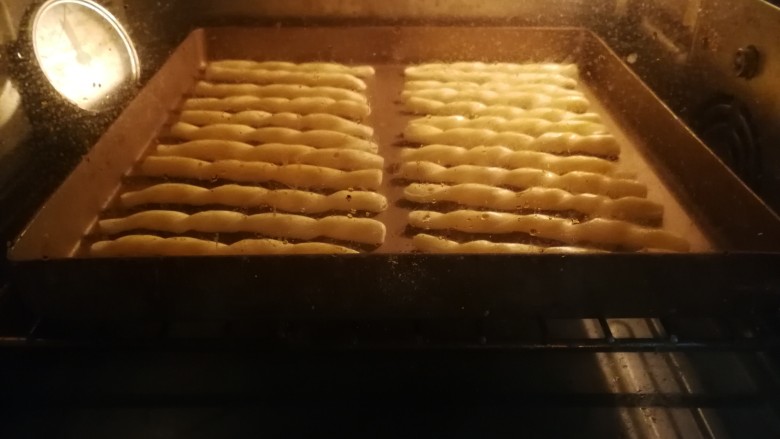 宝宝的磨牙棒,送入预热好的烤箱烘烤,上下火180度中层烤25分钟左右,视上色程度出炉~