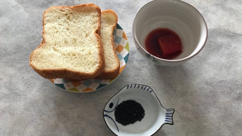 红方烤吐司,首先我们准备好所有食材