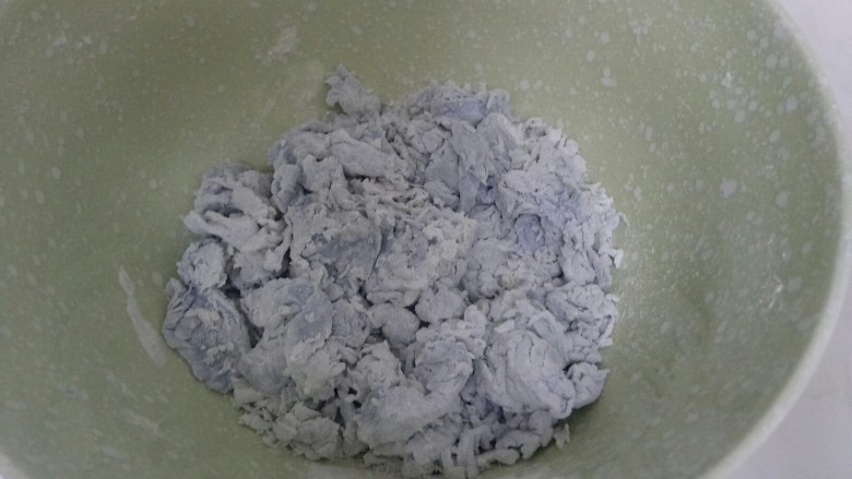 三种口味的千层蒸糕,将蝶豆花茶倒入面粉中,搅拌成絮状。