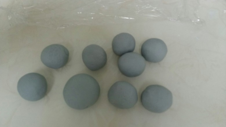 三种口味的千层蒸糕,平均分成10份,其中用2个合在一起,活成比较大的剂子,全部揉光滑。
