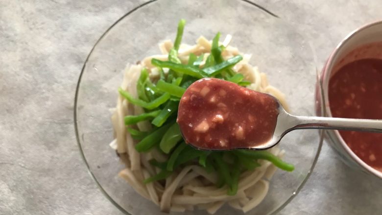 腐乳青椒鲍菇丝,淋上蒜蓉腐乳汁,搅拌均匀,即可
