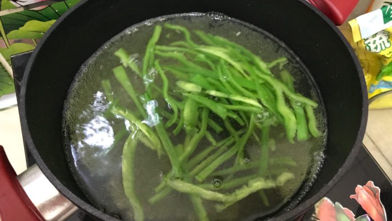 腐乳青椒鲍菇丝,煮2分钟