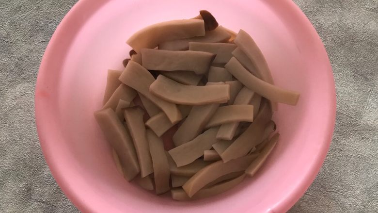 腐乳青椒鲍菇丝,煮好的杏鲍菇捞出,控干水分,晾凉一下