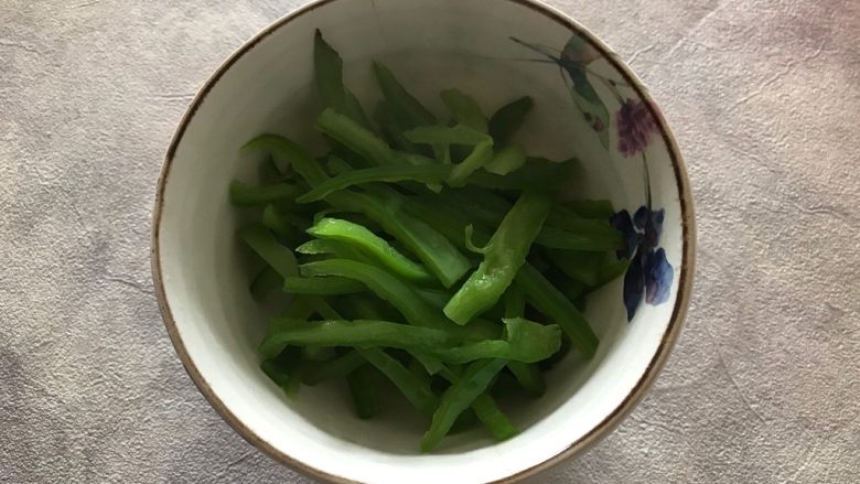 腐乳青椒鲍菇丝,捞出煮好的青椒丝,控干水分