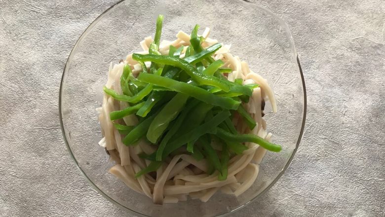 腐乳青椒鲍菇丝,加入青椒丝