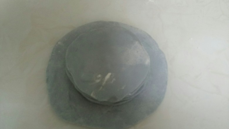 三种口味的千层蒸糕,以此类推,把最后一个剂子擀薄片,放在最上面,翻过,在最上面一个剂子上均匀喷<a style='color:red;display:inline-block;' href='/shicai/ 156925'>水</a>。