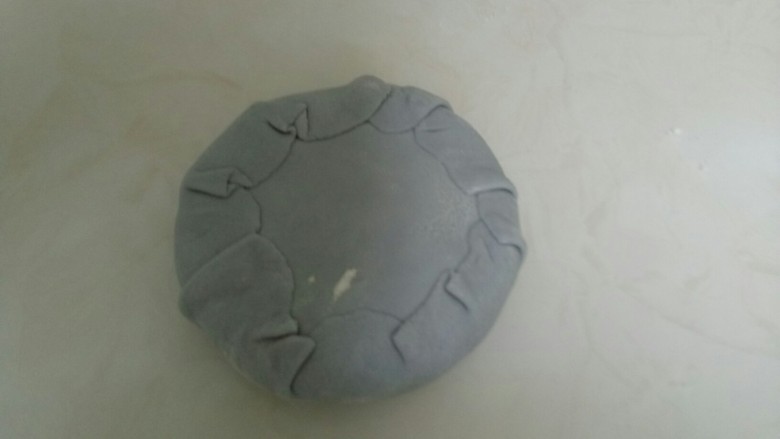三种口味的千层蒸糕,粘起来,一定要粘紧,越紧越漂亮。