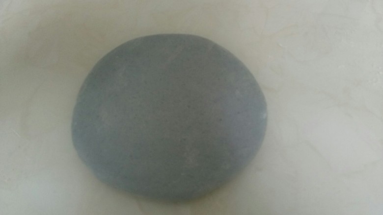 三种口味的千层蒸糕,用擀面杖擀薄。