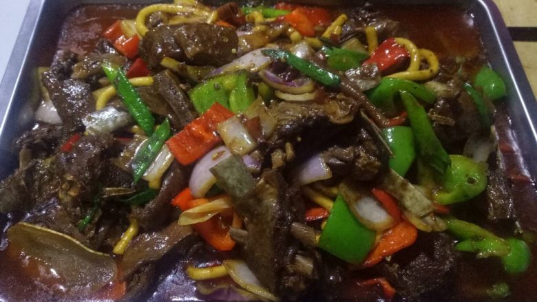 黄焖羊肉,放入羊肉翻炒几下,加入料酒翻炒,放入备好的花椒,草果,桂皮,香叶,八角,草寇,肉蔻桂丁,小茴香白胡椒粒,干辣椒。倒入两瓶啤酒,转高压锅待放气后转中小火压四十分钟!