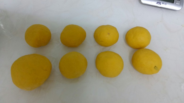 三种口味的千层蒸糕,平均分成10个小饺子,其中2个合在一起,揉成较大的剂子。