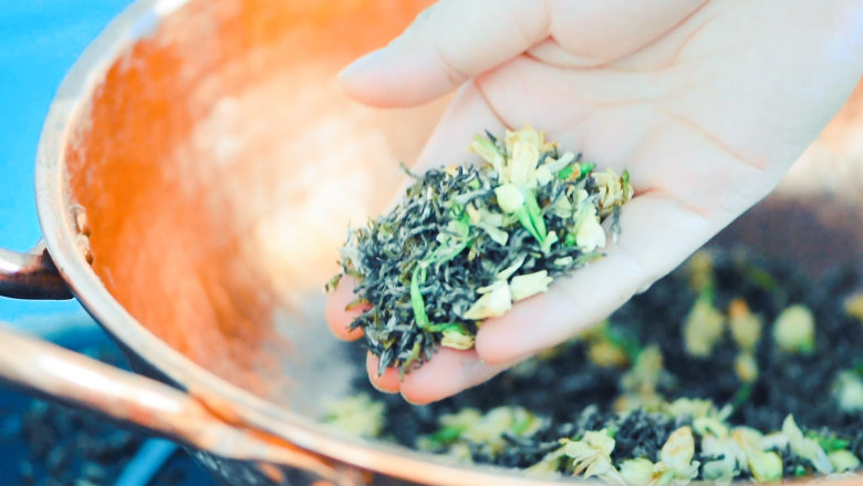 茉莉清茶,加温时轻轻搅动茶叶,使其充分干燥,直至茉莉花微微变黄,离开火源。
