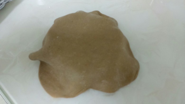 三种口味的千层蒸糕,擀薄,均匀抹上油,以此类推,大剂子擀薄放在最上面。