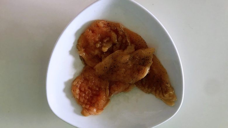 蜜汁煎鸡胸肉,原来可以如此简单如此好吃,双面抹匀盐和胡椒粉,腌制20分钟。