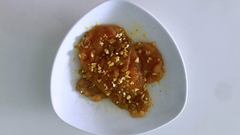蜜汁煎鸡胸肉,原来可以如此简单如此好吃,两侧抹匀调好的蒜汁。