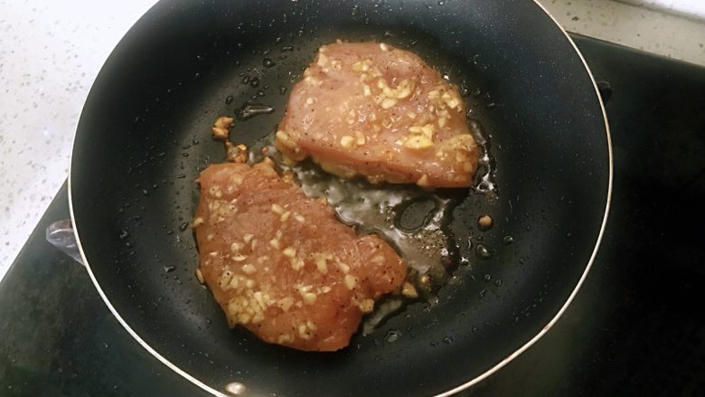 蜜汁煎鸡胸肉,原来可以如此简单如此好吃,平底锅放一勺油,用小火肉煎至两面金黄即可。几分钟的时间。