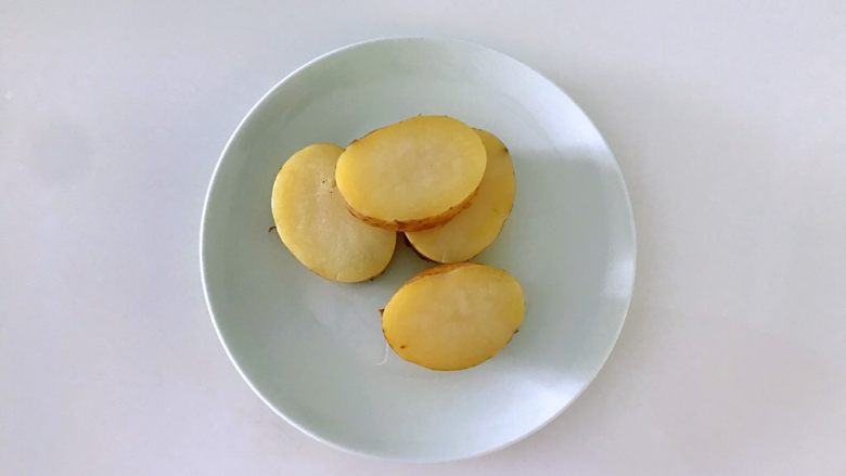 玉米粒土豆泥，惊艳味蕾的做法,<a style='color:red;display:inline-block;' href='/shicai/ 23'>土豆</a>切厚片上屉蒸熟。