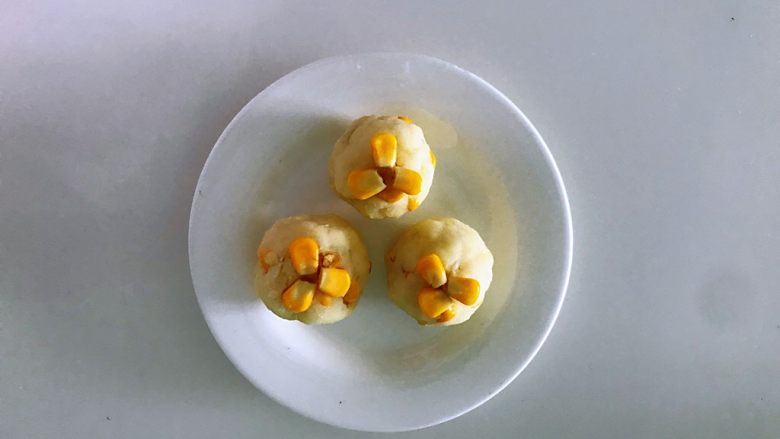玉米粒土豆泥，惊艳味蕾的做法,上面放三颗玉米粒。
