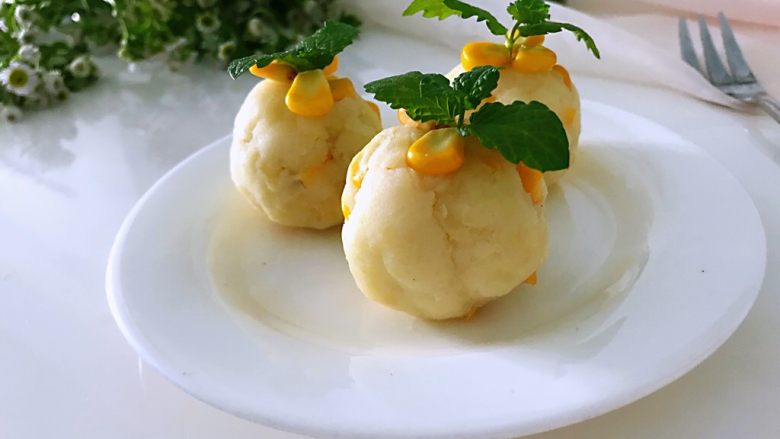 玉米粒土豆泥，惊艳味蕾的做法,薄荷味装饰。