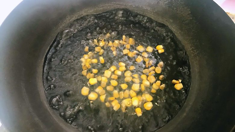 玉米粒土豆泥，惊艳味蕾的做法,<a style='color:red;display:inline-block;' href='/shicai/ 4802'>玉米粒</a>焯水。